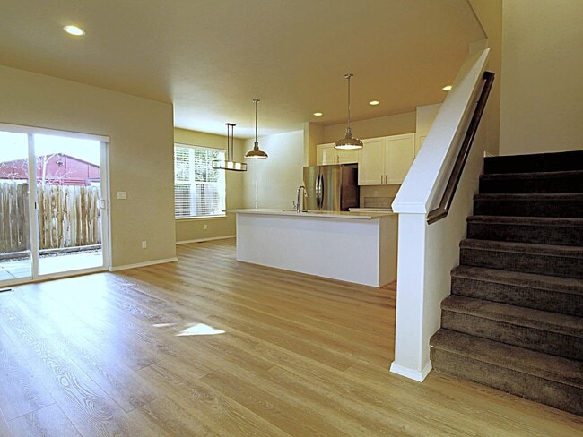 Building Photo - Modern 3x2.5 Townhome Retreat in NE Bend
