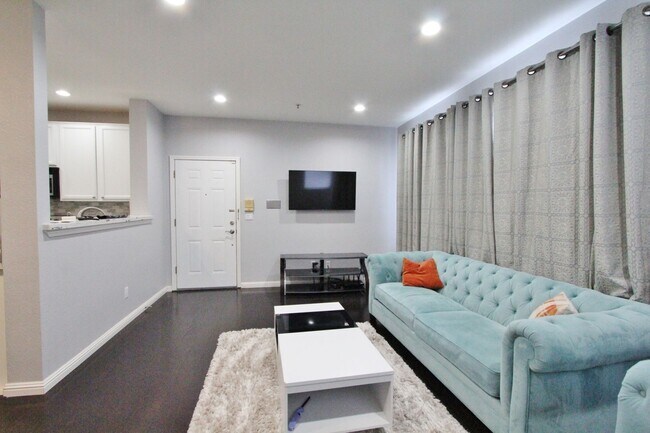 Building Photo - $2,890- GORGEOUS TWO BEDROOM CONDO IN CENTRAL FREMONT BLOCKS FROM BART