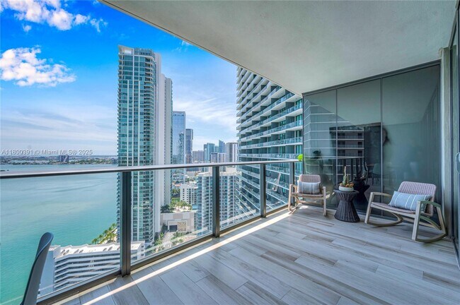 Foto del edificio - 650 NE 32nd St