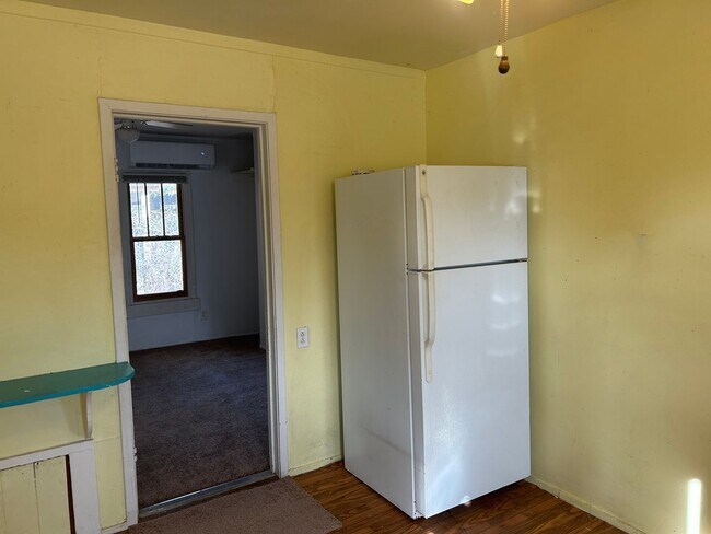 Building Photo - 1 Bedroom Duplex AVAILABLE NOW