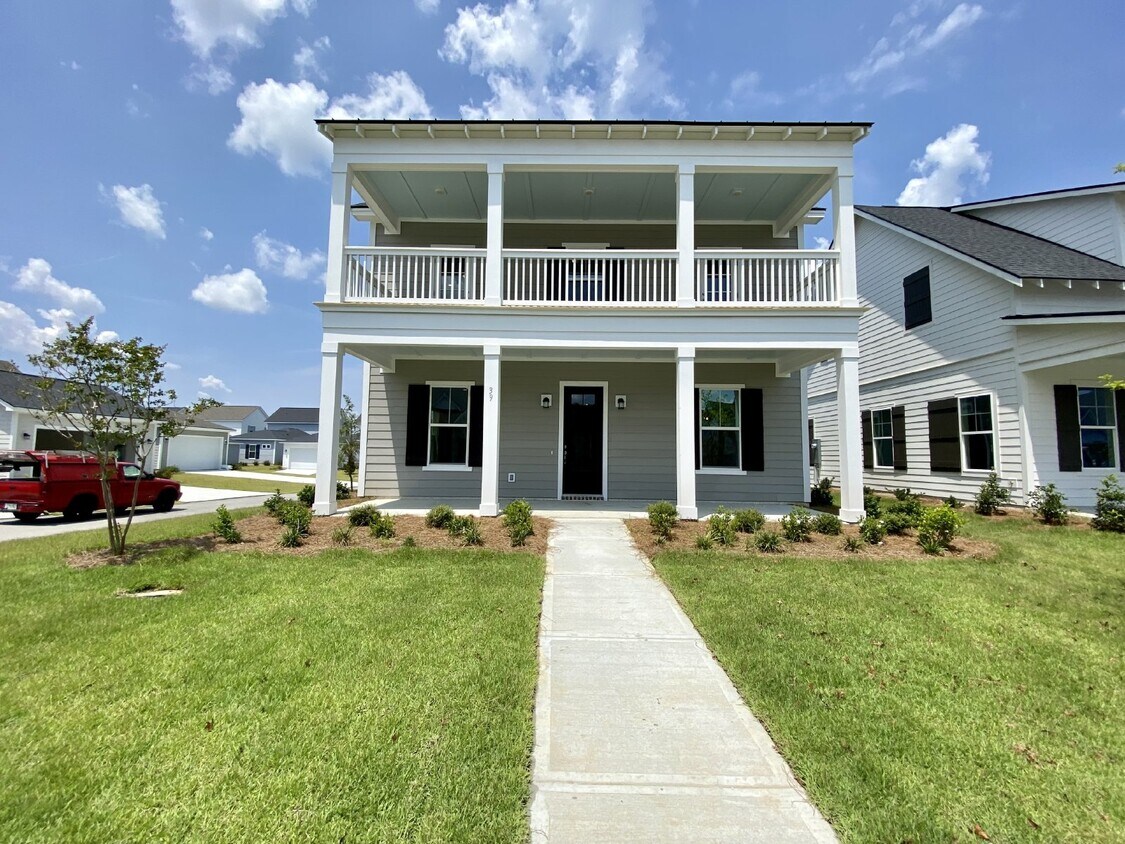 Foto principal - Luxury Living in Hampton Lake!