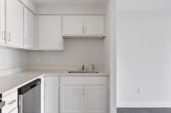 Building Photo - 1100 Fairway Dr