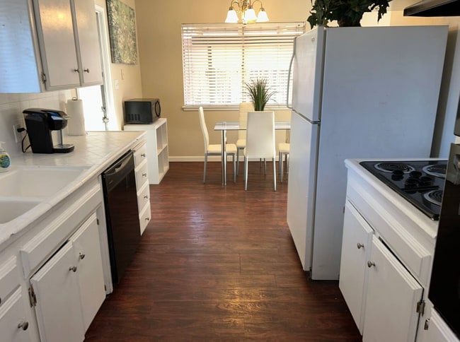 Building Photo - 4563 N Maple Ave