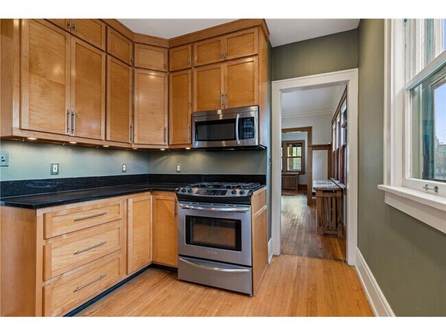 Foto del edificio - Huge 8 Bedroom Across from Macalester! June 1st Move In