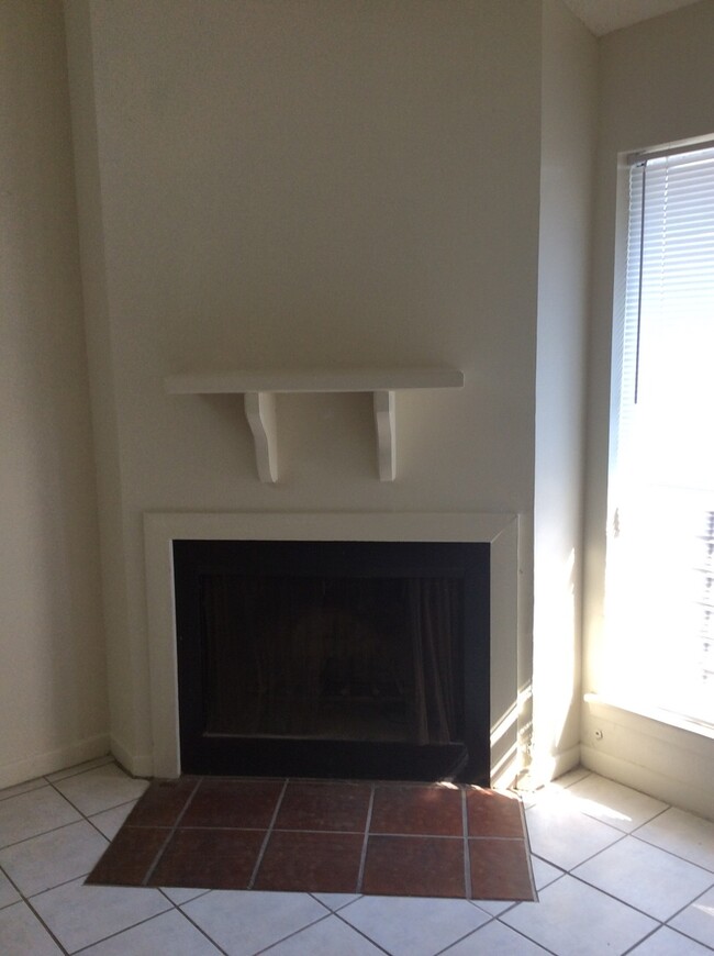 Building Photo - 3BD 2BA TOWNHOUSE
