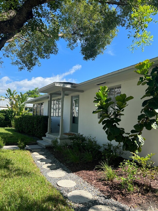 Foto del edificio - 1629 Poinsettia Ave