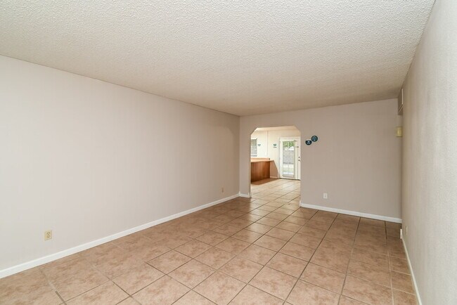 Building Photo - 562 W Highland St