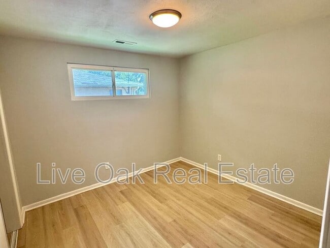 Building Photo - 314 Woodview Ave