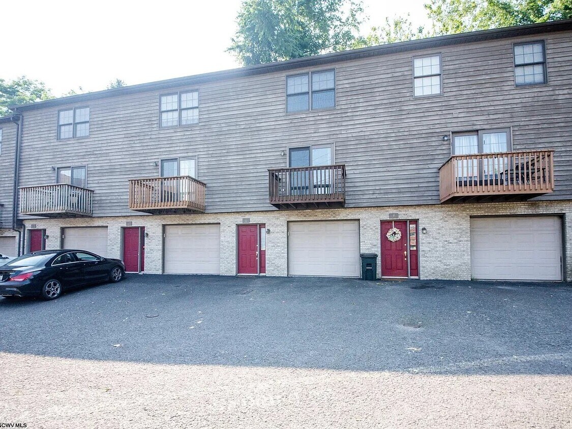 Primary Photo - 6 Silver View Ct