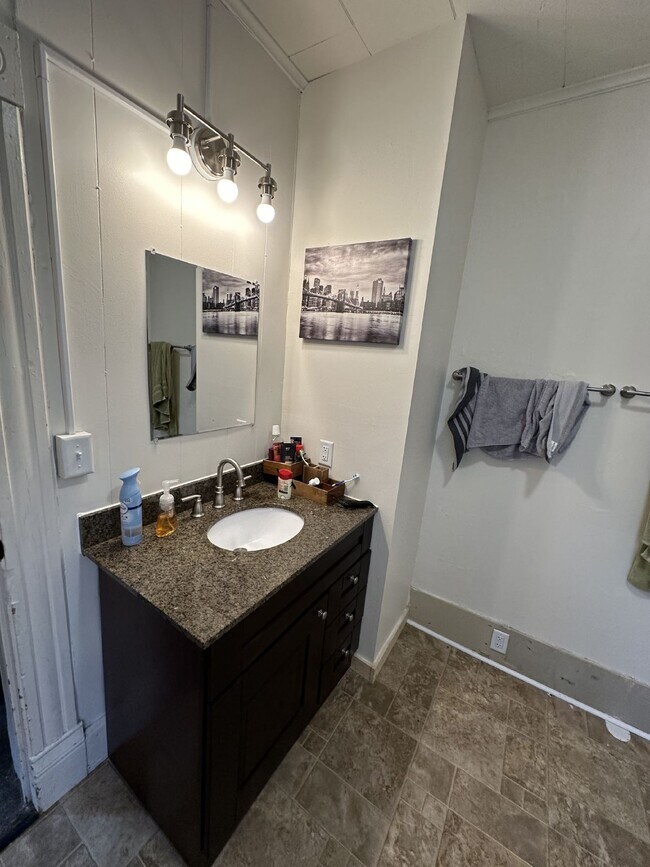 Foto del edificio - 5 Bed 2 Bath close to UWEC available June 1st! Has a new bathroom!