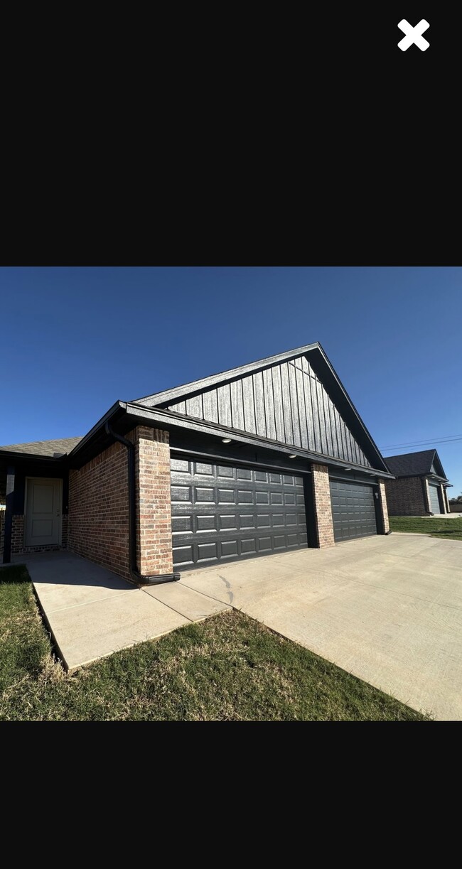 Photo - 11518 University Dr House