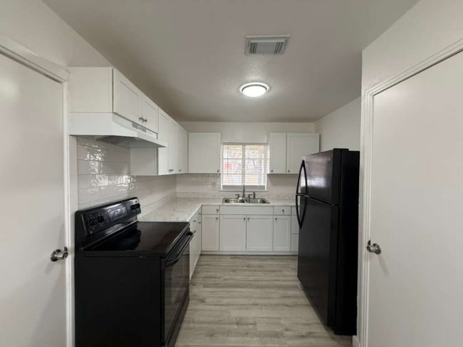 Building Photo - 202 Mink Dr