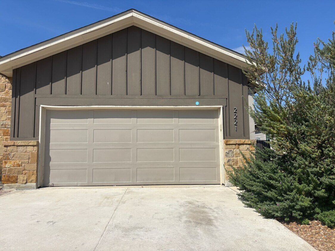 Foto principal - Luxury 3 Bed-2 Bath Duplex in NBTX!