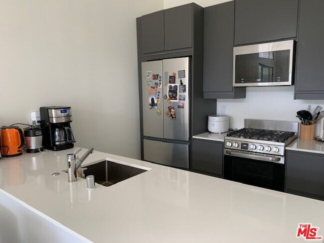 Foto del edificio - 2241 Hyperion Ave