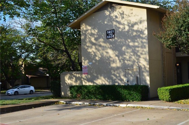 Foto del edificio - 5921 Harvest Hill Rd