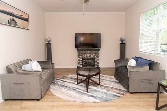 Foto del edificio - 585 River Gdns Dr