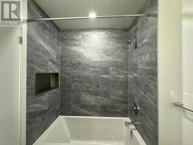 Photo du bâtiment - 395 Square One Dr