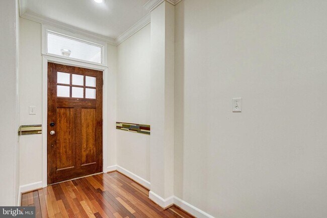 Foto del edificio - 595 Columbia Rd NW