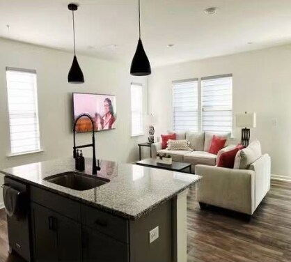Building Photo - Room in Townhome on Golden Gate Ln