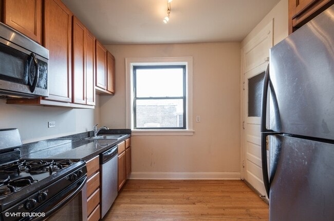 Building Photo - 3511 N Racine Ave