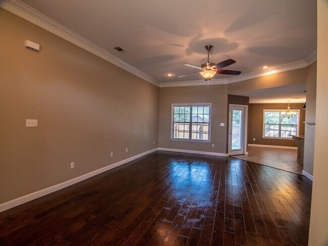 Foto del edificio - Spacious 3-Bedroom Home with Modern Amenit...
