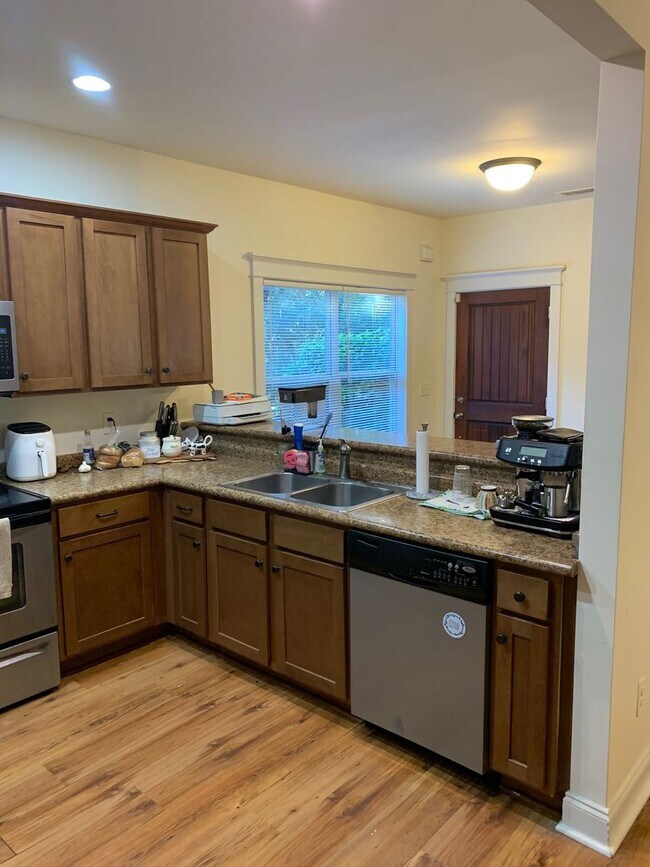 Foto del edificio - Four Bedroom Near Downtown Available for Pre-Lease!