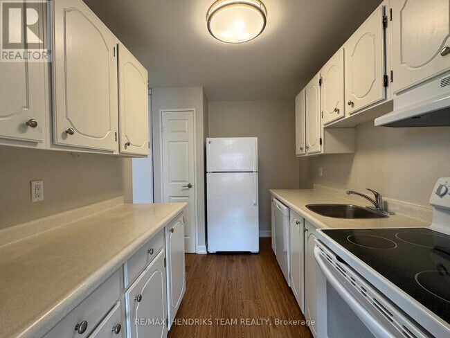 Photo du bâtiment - 610 Lake St