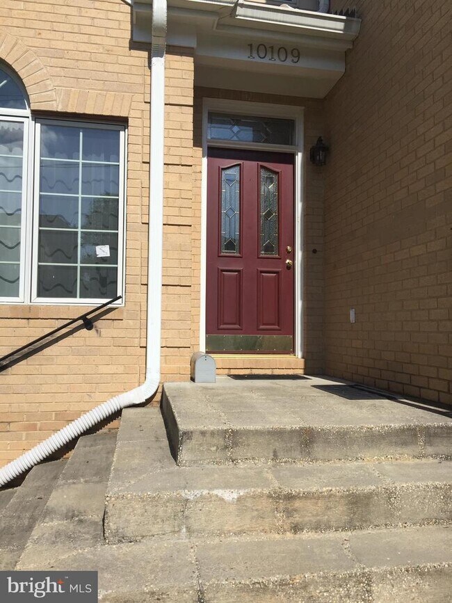 Building Photo - 10109 Dickens Ave
