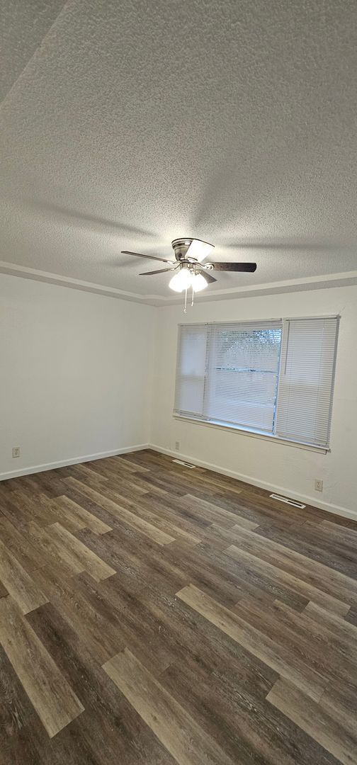 Foto del edificio - Renovated 4 bedroom with full unfinished basement