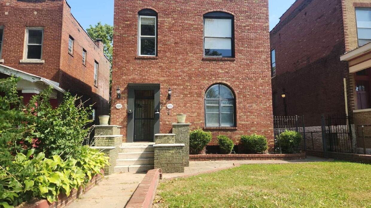 Foto principal - "Charming Cozy 3-Bedroom Duplex on Enright...