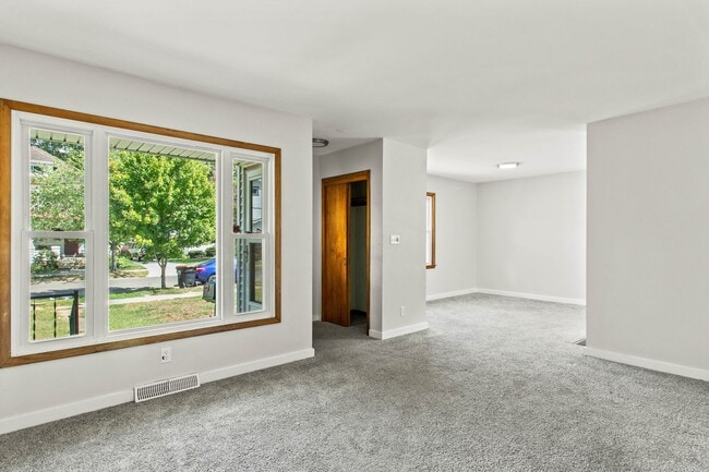 Building Photo - Charming 3- Bedroom Home in Newark