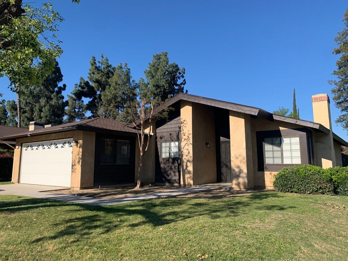 Primary Photo - Clean 3 Bedroom / 2 Bathroom House in Sout...