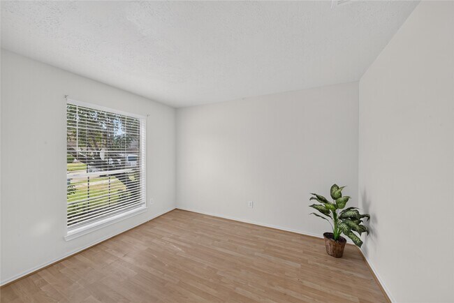 Foto del edificio - 22522 Holly Lake Dr