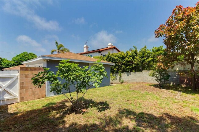 Great private grassy backyard - 1500 Voorhees Ave