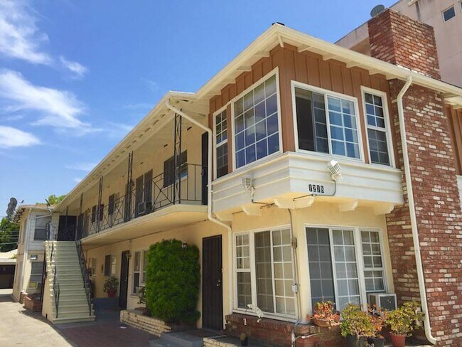 Property building from street view - 1218 N Mansfield Ave