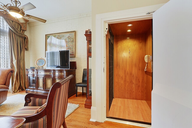 Building Photo - 531 Bienville St