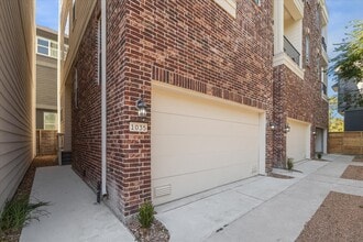 Building Photo - 1033 W 17th St