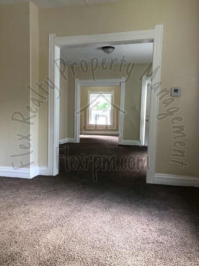 Building Photo - West Toledo Home