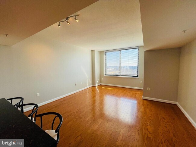 Foto del edificio - 2451 Midtown Ave