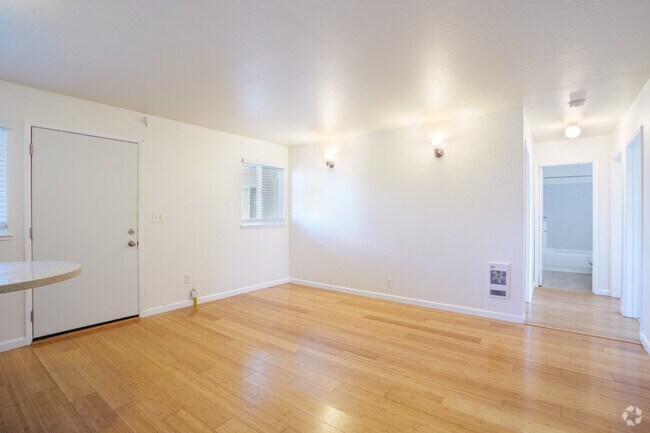 3 habitaciones, 1 baño - 890 pies cuadrados - Sala de estar - 1930 Channing Way