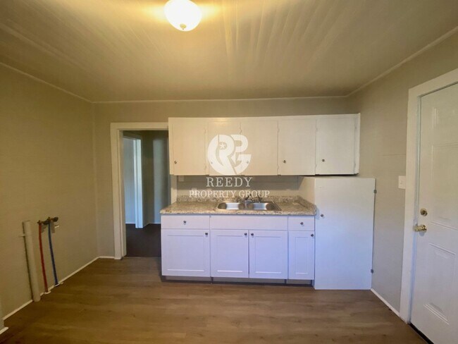 Building Photo - Super Cute 2 bed / 1 bath completely remod...
