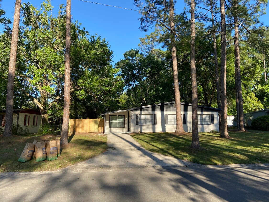 Primary Photo - 2847 NE 13th Dr