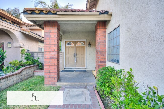 Foto del edificio - Gorgeous 3-Bedroom Home in Prestigious Chi...
