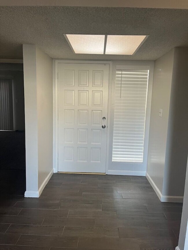 Building Photo - DC817