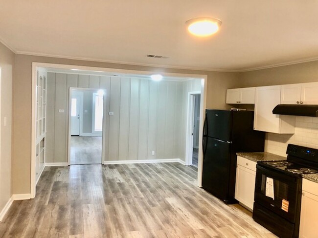 Building Photo - $500 OFF MOVE IN SPECIAL-CUTE SOUTH BOSSIER HOME-FRESH PAINT-NEW FLOORS-CLEAN