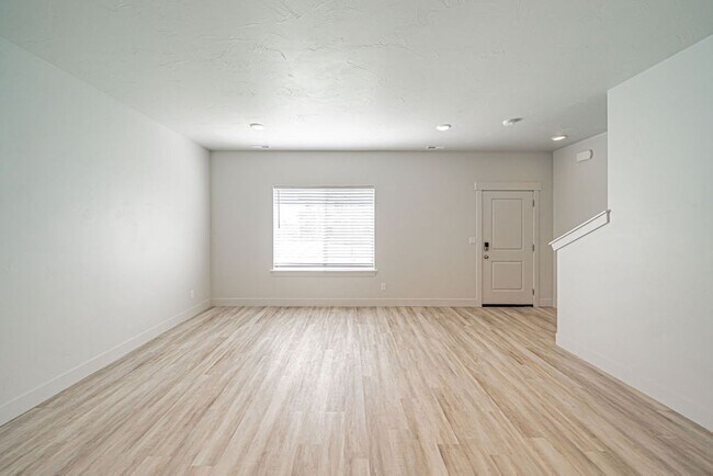 Foto del edificio - Beautiful 3-Bedroom Townhome in Summerfield Community – Resort-Style Amenities!