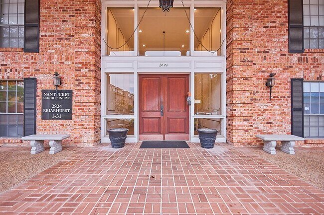 Foto del edificio - 2824 Briarhurst Dr