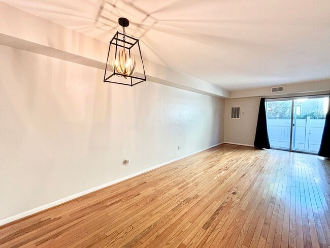 Foto del edificio - Gorgeous Condo in Willoughby Beach