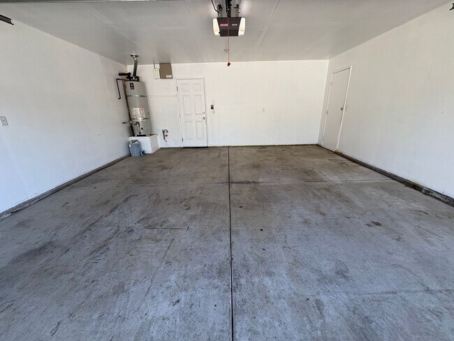 Foto del edificio - Spacious Corner Lot Home Available Now!