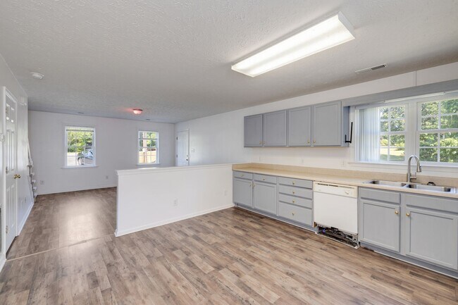 Building Photo - Lovely 2Bd/1.5Bth End Unit TH in quiet nei...
